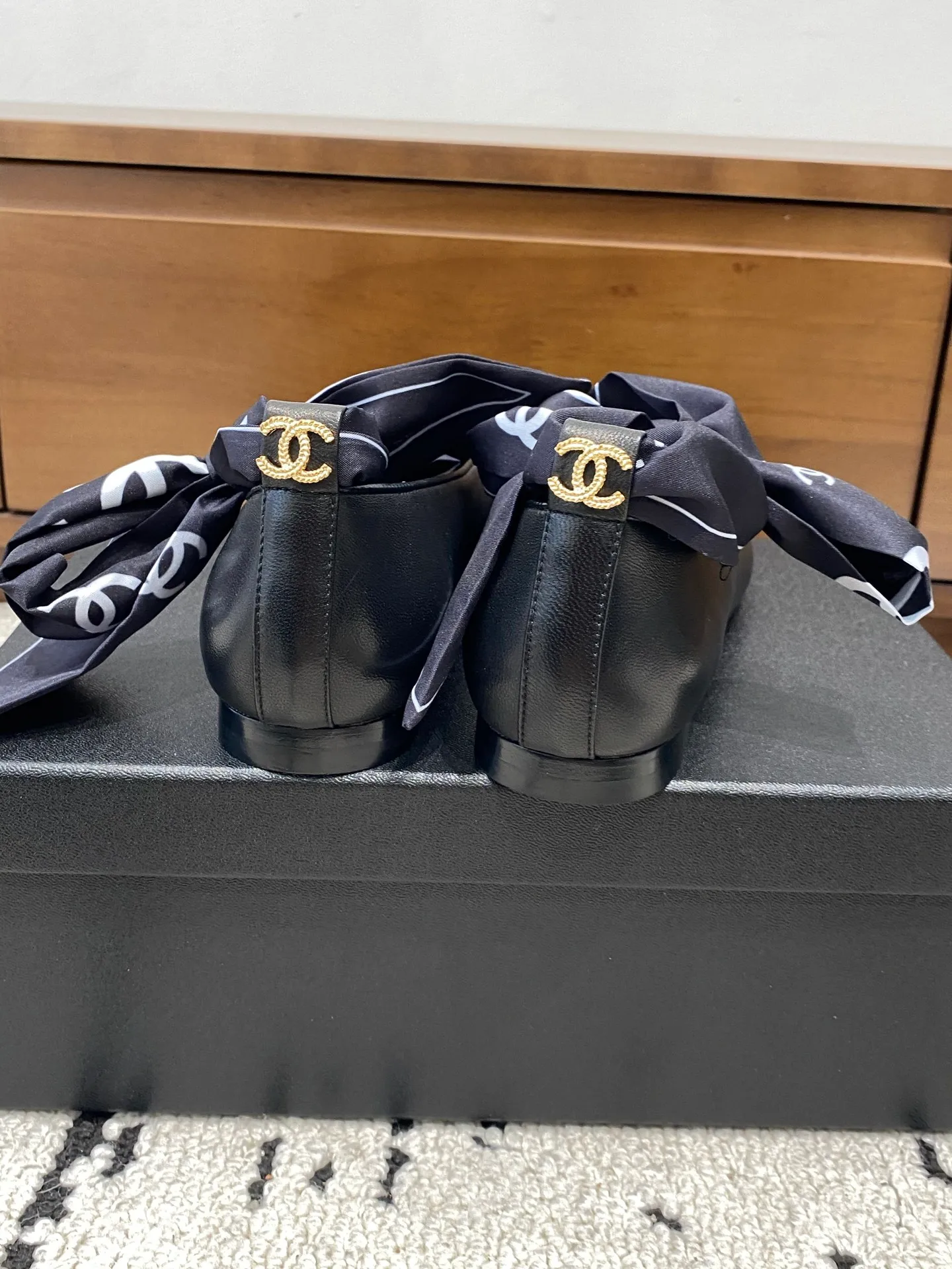 👟👟Ex-factory price 580👟👟 🍀CHANEL2026 early autumn new model, Mary Jane leather cover Chanel Xiaoxiang C home flat ribbon 🎀Comfortable ballet shoes Customized catwalk haute couture, simple yet sweet and playful Solid color fabric is refreshing and easy to wear Buckle design shoes are more heeling Upper: Customized sheepskin Inner foot pad: sheepskin Sole: Italian genuine leather sole Number of yards: 35-40 (customized 40 pieces are non-refundable)